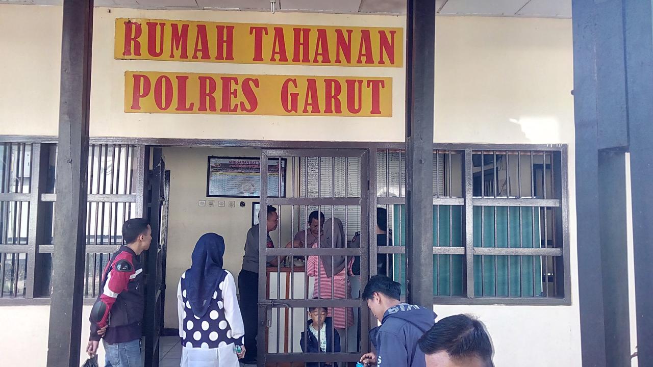 Beberapa pengunjung tengah menjenguk para tahanan di Mapolre Garut, Jawa Barat