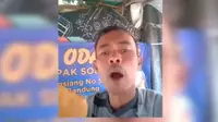 Ade Londok mempromosikan Odading Mang Oleh. (Liputan6.com/Huyogo Simbolon)