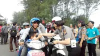 Puluhan anggota polwan di Polda Bengkulu membagi-bagikan takjil gratis bagi warga yang melintas di Pantai Panjang, Kota Bengkulu, Minggu (19/6/2016). (Liputan6.com/Yuliardi Hardjo Putro)