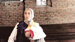 Istri Arie Untung, Fenita Arie saat berpose dengan mengenakan hijab. Keputusan Fenita memakai hijab mendapat beragam komentar dari warga dunia maya. (Instagram/fenitarie)