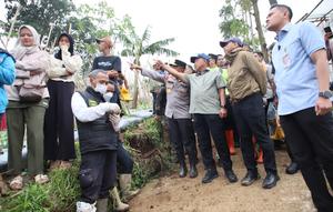 Menteri Dalam Negeri (Mendagri) Muhammad Tito Karnavian saat meninjau lokasi longsor di Desa Pasirlangu, Kecamatan Cisarua, Kabupaten Bandung Barat, Jawa Barat (Jabar), Minggu (25/1/2026). (Dok. Istimewa)