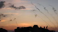 Lusinan roket ditembakkan dari Jalur Gaza yang diblokade ke arah Israel pada 7 Oktober 2023, kata seorang jurnalis AFP di wilayah Palestina, ketika sirene peringatan datangnya tembakan meraung-raung di Israel. (MOHAMMED ABED / AFP)