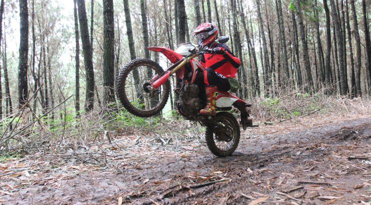Menguji Honda CRF 150L di habitat aslinya. (AHM)