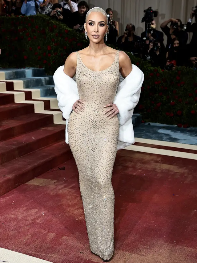 FOTO: Kim Kardashian Dianggap Merusak Gaun Marilyn Monroe