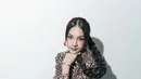 Wajah Anya Geraldine dipulas dengan makeup bernuansa cool tone yang didominasi cokelat tua [@anyageraldine]