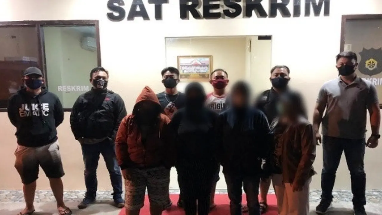 Di salah satu rumah di kompleks perumahan tersebut, tim memergoki empat orang ibu sedang asyik membanting kartu di atas meja alias berjudi.
