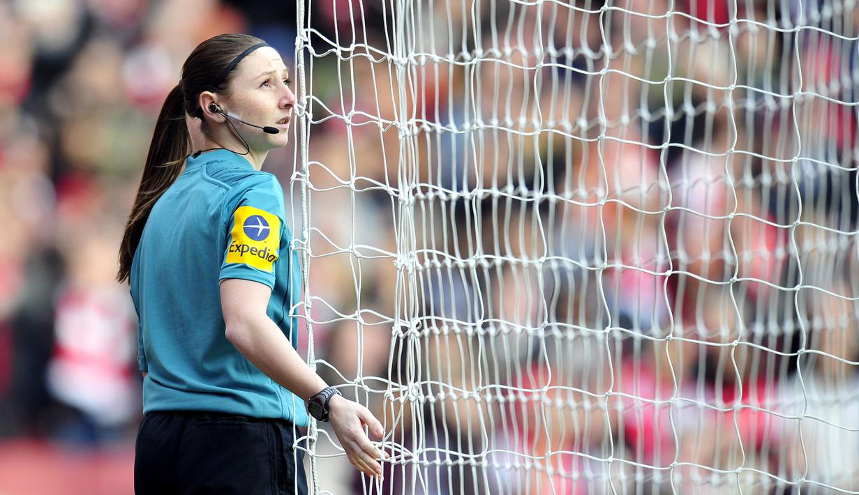 2. Sian Massey-Ellis - Wasit cantik ini sering terlihat dalam pertandingan Liga Inggris. Sian Massey-Ellis juga tercatat sebagai wasit perempuan pertama dari Inggris yang dipercaya memimpin pertandingan sepak bola pria di ajang Eropa. (AFP/Glyn Kirk)