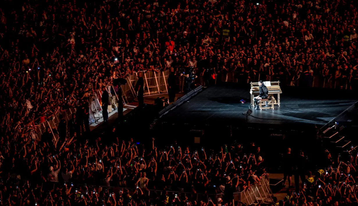 Bintang Pop dan penyanyi asal Amerika Serikat, Lady Gaga mencatat sejarah baru setelah sukses menggelar konser yang ditonton oleh 2,5 juta orang dalam satu malam. (Daniel RAMALHO/AFP)