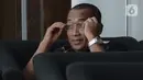Kalapas Kembangkuning, Cilacap, Jawa Tengah, Unggul Widyo Saputro menunggu di lobi Gedung KPK, Jakarta, Kamis (27/2/2020). Unggul diperiksa sebagai saksi untuk tersangka mantan Kalapas Sukamiskin Wahid Husein terkait dugaan suap pemberian fasilitas di Lapas Sukamiskin. (merdeka.com/Dwi Narwoko)