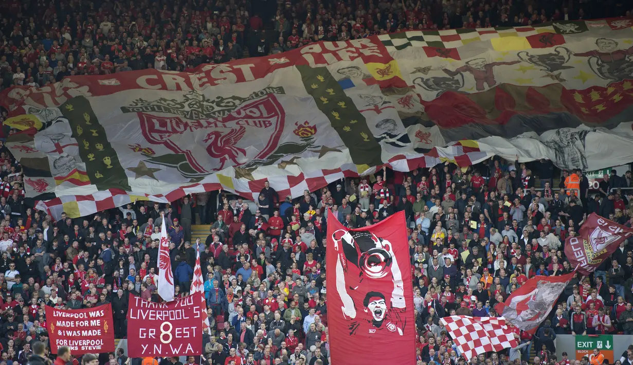 Anfiled merupakan stadion paling penuh perasaan di Inggris. Tidak seperti kebanyakan stadion yang fokus untuk mempermalukan lawan, Anfield hanya menawarkan cinta dan dukungan yang tak tergoyahkan kepada Liverpool dengan lagunya yang berjudul "You'll Never Walk Alone". (AFP/Oli Scarff)