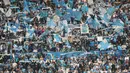 Aksi ribuan suporter Marseille memberikan dukungan kepada timnya saat melawan PSG  pada lanjutan Ligue 1 di  Velodrome Stadium, Marseille, (22/10/2017). PSG bermain imbang 2-2 melawan Marseille. (AFP/Valery Hache)
