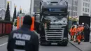 Petugas berada di sekitar lokasi truk yang menabrak Pasar Natal di Berlin, Jerman, Selasa (20/12). Akibat kejadian ini, dikabarkan 12 orang tewas dan 48 orang terluka. (REUTERS / Hannibal Hanschke)