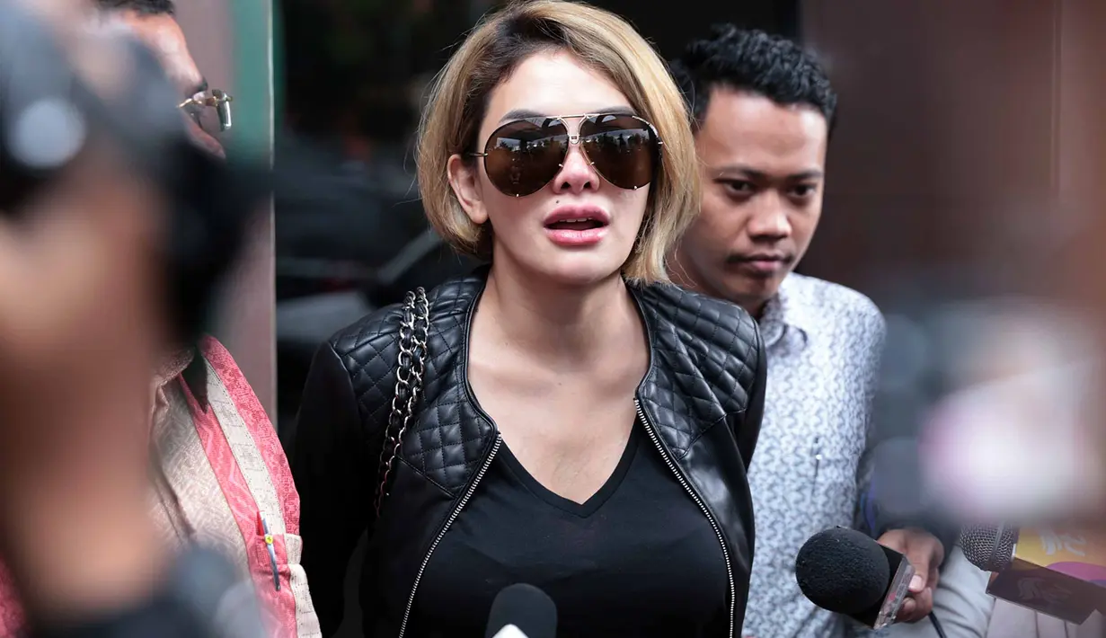 Setelah sebelumnya tidak datang pada pemanggilan pertama, akhirnya Nikita Mirzani mendatangi Polres Metro Jakarta Selatan. Kedatangan Nikita untuk di konfrontir dengan Lucky, Asisten Julia Perez. (Deki Prayoga/Bintang.com)