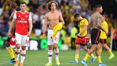 Para pemain Arsenal tampak kecewa usai ditahan imbang Watford pada laga Premier League 2019/20 di Stadion Vicarage Road, Watford, Minggu (15/9). Kedua klub bermain imbang 2-2. (AFP/Ben Stansall)