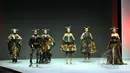 Model berjalan memperagakan busana rancangan Anne Avantie yang bertema “Pasar Klewer Riwayatmoe Kini” pada ajang Indonesia Fashion Week 2015 di JCC Senayan, Jakarta, Minggu (1/3). (Liputan6.com/Panji Diksana)