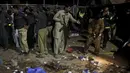 Petugas keamanan Pakistan memeriksa lokasi ledakan bom bunuh diri di area parkir taman di Lahore,  (27/3/2016). Korban tewas sebagian besar yang tewas dan terluka adalah perempuan dan anak-anak. (REUTERS/Mohsin Raza)