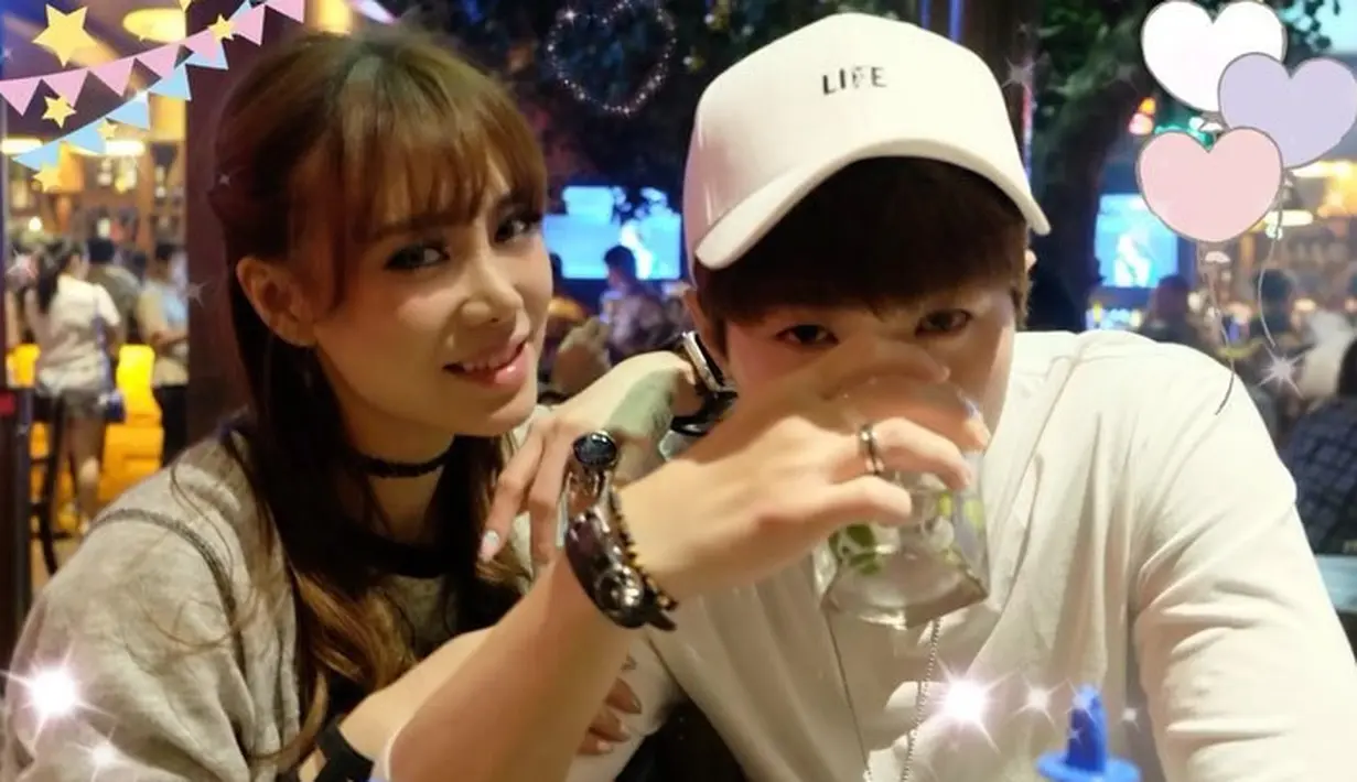 Dalam video singkat yang diunggah di akun Instagramnya, Lee Jeong Hoon menunjukan satu jenis makanan khas Korea yang bernama Jumeokbap. Ia pun bertanya apakahistrinya sedang ngidam. (Instagram/leejeonghoon)