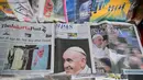 Beberapa surat kabar di Indonesia memuat berita utama tentang wafatnya Paus Fransiskus, Jakarta pada 22 April 2025. (BAY ISMOYO/AFP)