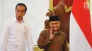 Presiden Joko Widodo atau Jokowi (kiri) saat menerima kunjungan Presiden ketiga RI BJ Habibie di Istana Merdeka, Jakarta, Jumat (24/5/2019). Dalam pertemuan tersebut Habibie mengucapkan selamat kepada Jokowi karena memenangkan Pilpres 2019. (Liputan6.com/Angga Yuniar)