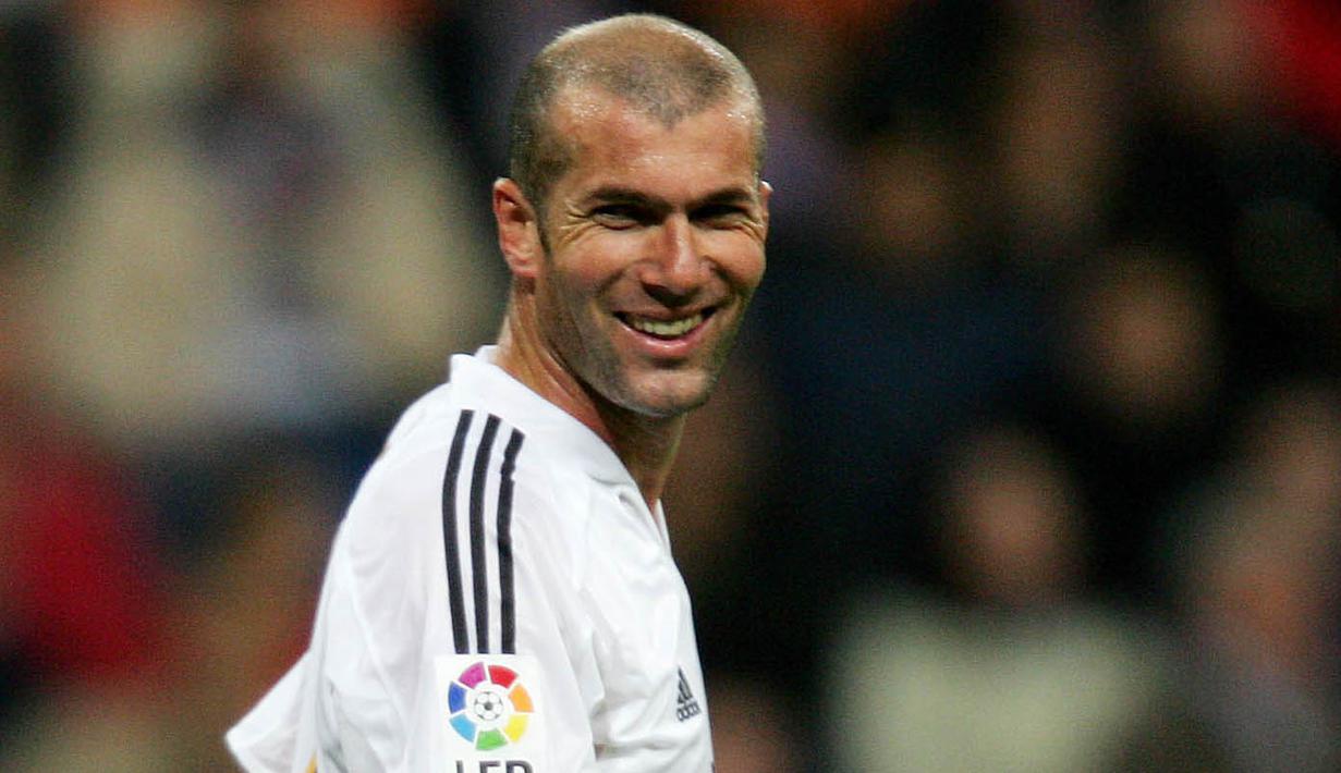 2. Zinedine Zidane – Legenda Prancis ini merupakan pemain tengah terbaik yang pernah ada di dunia. Pelatih Real Madrid saat itu pernah merasakan banyak gelar mulai juara Piala Dunia, Liga Champions dan La Liga. (AFP/Philippe Desmazes)