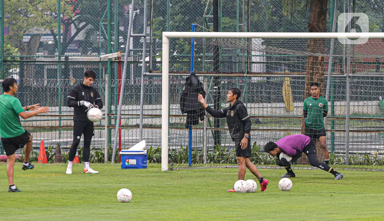 Sejumlah pesepak bola Timnas Indonesia berlatih menjelang semifinal Leg 1 Piala AFF 2022 menjamu Vietnam, di Lapangan A Kompleks Gelora Bung Karno, Jakarta, Rabu (4/1/2023). Timnas Indonesia sulit berlatih karena hujan deras yang menyebabkan Lapangan A SUGBK banjir dan banyak genangan. (Liputan6.com/Faizal Fanani)
