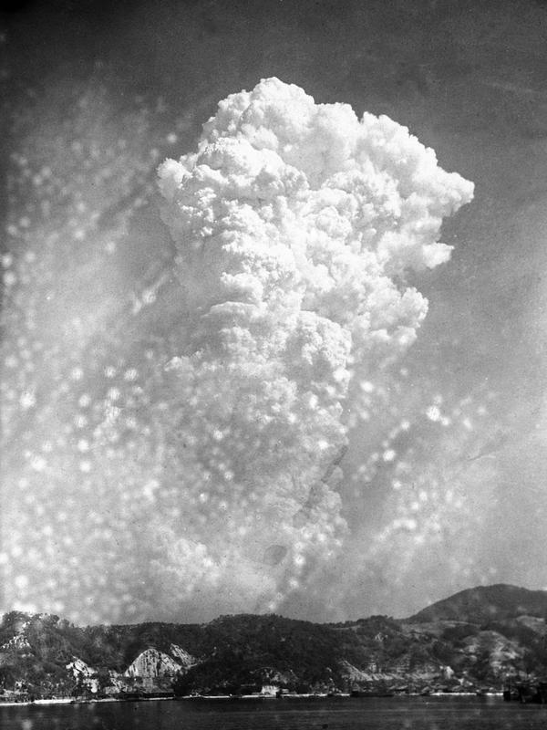file foto 6 Agustus 1945 ini, asap membumbung 20.000 kaki di atas Hiroshima, Jepang barat, setelah bom atom pertama dijatuhkan selama peperangan. Hiroshima menjadi sasaran karena itu adalah pusat militer utama Jepang yang dipenuhi dengan pangkalan militer dan fasilitas amunisi. (AP Photo, File)