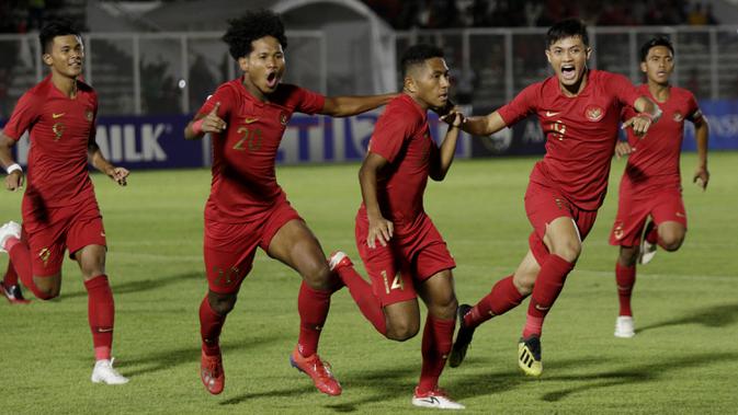 Pemain Timnas Indonesia U-19 merayakan gol yang dicetak oleh Muhammad Fajar Fathur ke gawang Timor Leste pada laga Kualifikasi Piala AFC U-19 di Stadion Madya, Jakarta, Rabu, (6/11/2019). Indonesia menang 3-1 atas Timor Leste. (Bola.com/M Iqbal Ichsan)