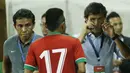 Pelatih Indonesia, Luis Milla, memberikan arahan kepada Saddil Ramdani, saat pertandingan melawan Guyana di Stadion Patriot, Bekasi, Sabtu (25/11/2017). Indonesia menang 2-1 atas Guyana. (Bola.com/M Iqbal Ichsan)