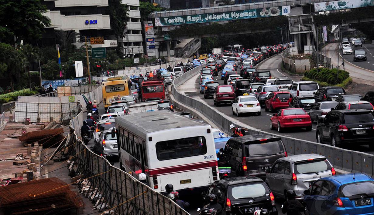 Kendaraan yang melintasi kawasan tersebut terpantau mengalami kemacetan, Jakarta, Selasa (17/6/14). (Liputan6.com/Faizal Fanani) 