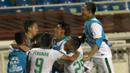 Para pemain Timnas Indonesia melakukan selebrasi usai menaklukkan Singapura pada laga Piala AFF 2016 di Filipina, Jumat (25/11/2016). (Bola.com/Nicklas Hanoatubun)
