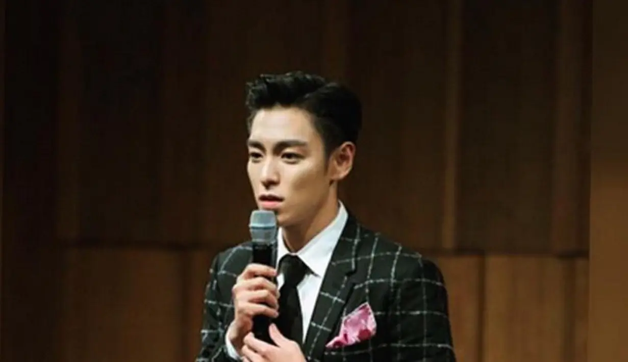 Penyanyi tampan berasal dari Korea Selatan, T.O.P ‘Big Bang’ pemilik nama lengkap Choi Seung-Hyun ini dikabarkan telah usai menjalani ujian masuk kepolisian. Setelah itu T.O.P akan lanjut menjalani wajib militer. (Instagram/choi_seung_hyun_tttop)