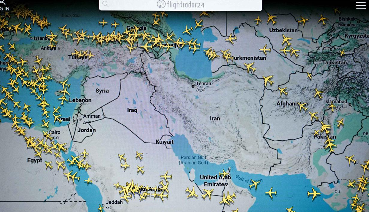 Foto, yang diambil di Paris pada 1 Maret 2026, menunjukkan halaman di situs web Flightradar 24 yang memperlihatkan penerbangan sipil menghindari wilayah udara Iran dan Irak. Serangan udara Amerika Serikat dan Israel ke wilayah Iran telah melumpuhkan lalu lintas udara global. (Anna KURTH/AFP)