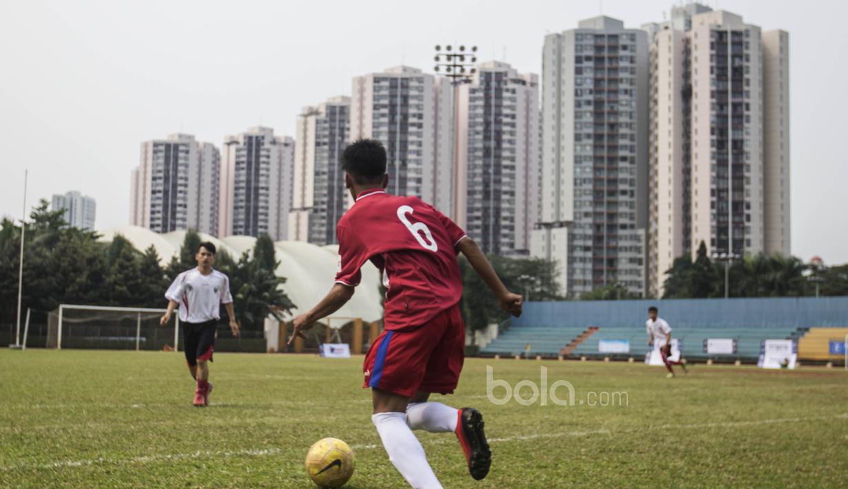 Pada laga eksebisi kedua tim bermain 11 lawan 11 yang dibagi menjadi tim Merah dan Putih. (Bola.com/Vitalis Yogi Trisna)