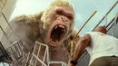 Adegan menegangkan ketika aktor Dwayne Johnson alias The Rock berhadapan dengan gorila dalam film Rampage. Film yang diangkat dari gim ini tayang di bioskop Tanah Air mulai 11 April 2018. (Warner Bros via AP)
