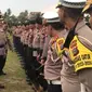 Kapolda Riau Irjen Mohammad Iqbal mengecek pasukan yang diterjunkan dalam pengamanan kampanye pemilihan umum. (Liputan6.com/M Syukur)