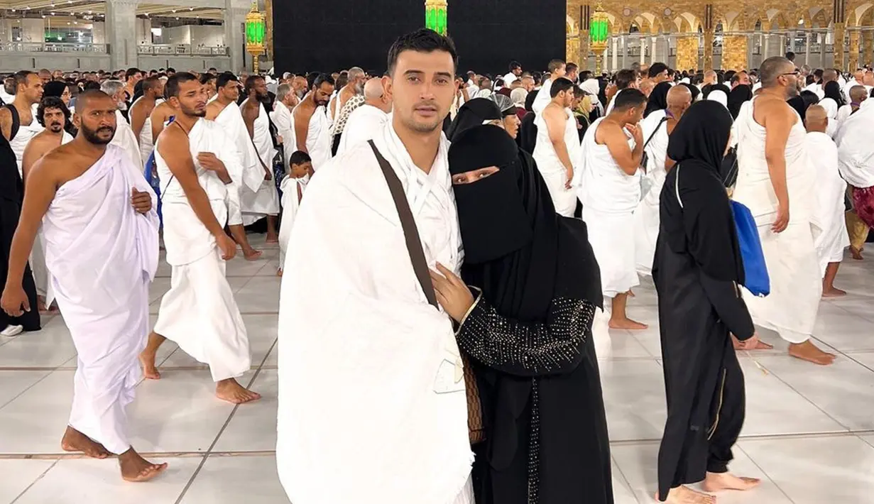 Bahkan, saat tengah umroh dan berada di depan kabah, wanita kelahiran 8 Juli 2000 ini terlihat tampil menggunakan cadar. Bersanding bersama sang suami, Margin pun terlihat menggunakan abaya berwarna serba hitam saat di Tanah Suci. (Liputan6.com/IG/@marginw)