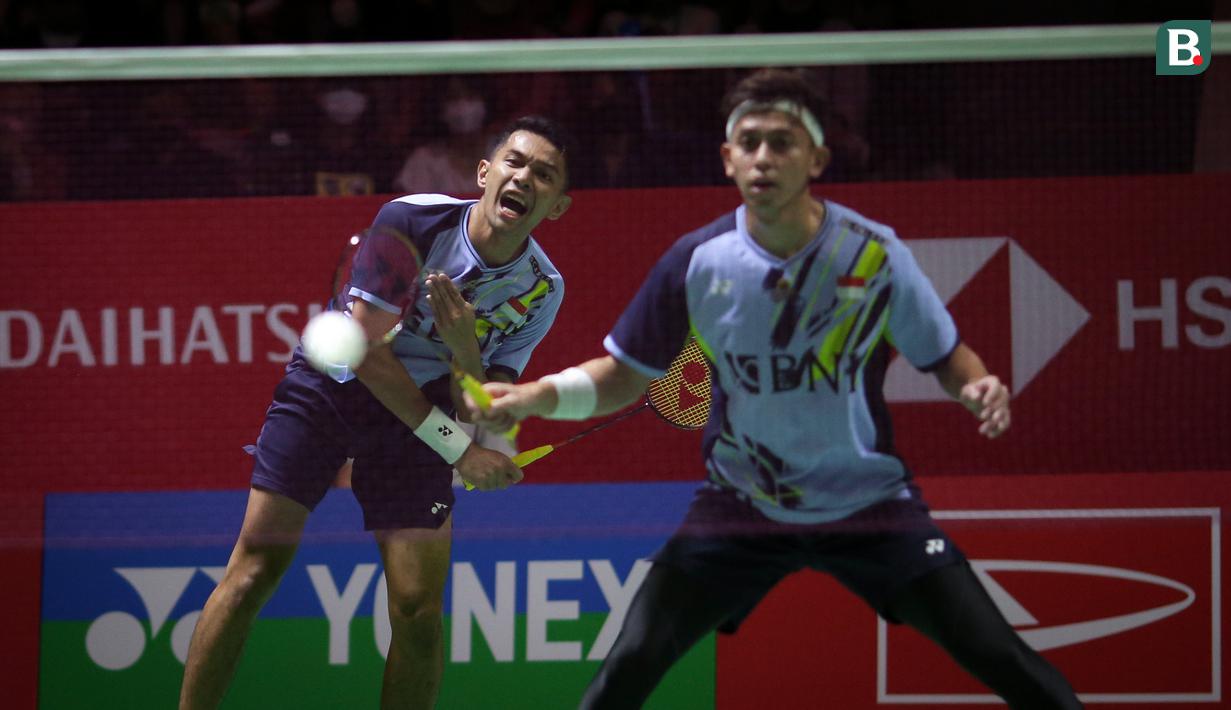 Pebulutangkis ganda putra Indonesia, Fajar Alfian/Muhammad Rian Ardianto bertanding melawan pebulutangkis ganda putra China, China, Liu Yu Chen/Ou Xuan Yi pada laga perempatfinal Indonesia Masters 2023 di Istora Senayan, Jakarta, Jumat (27/01/2023). Fajar Alfian kalah dengan skor 21-11, 13-21, 23-25. (Bola.com/Bagaskara Lazuardi)
