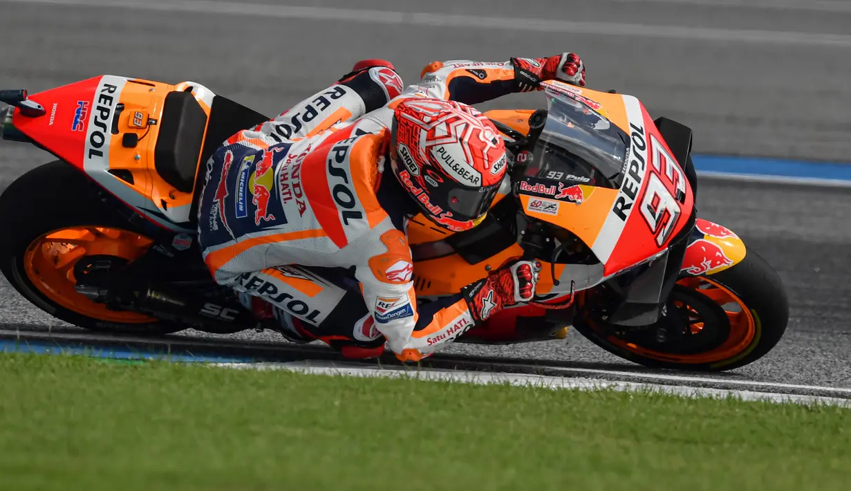 Pembalap Repsol Honda Marc Marquez saat berlaga pada balapan MotoGP Thailand 2019 di Chang International Circuit, Buriram, Minggu (6/10/2019). Kemenangan di MotoGP Thailand membuat Marquez mengoleksi 325 poin. (Lillian SUWANRUMPHA/AFP)