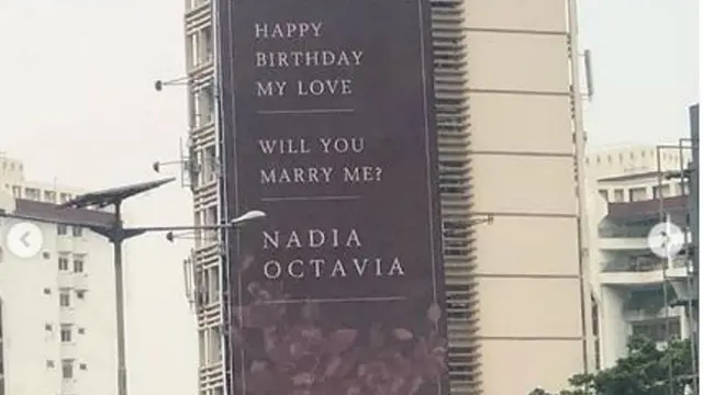 Nadia Octavia, dilamar sang kekasih dengan papan reklame. (Foto: scresnshoot Instagram @nadia.oct)
