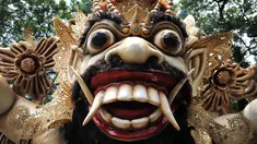 Ogoh-ogoh dipersiapkan sebelum menjelang perayaan Nyepi di Denpasar, Bali, Senin (27/3). Umat Hindu di Bali akan merayakan hari raya Nyepi Tahun Baru Saka 1939 pada tanggal 28 Maret 2017. (AFP Photo / Sonny Tumbelaka) 