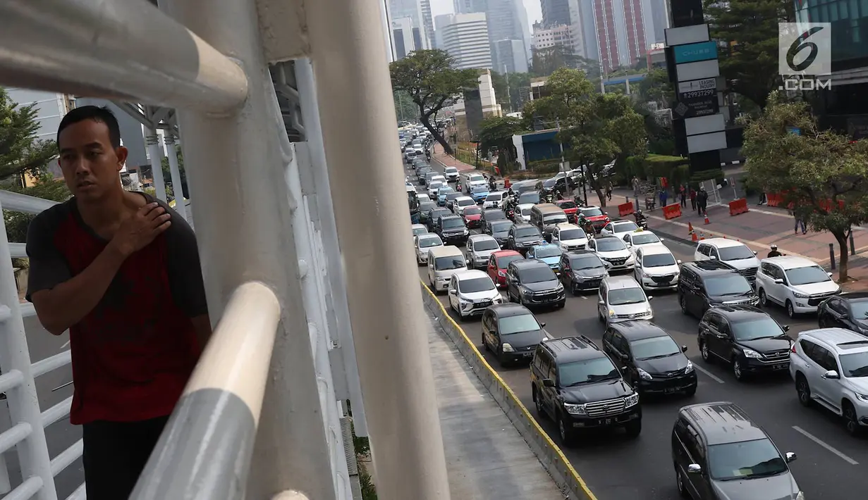 Kendaraan melintas di Jalan Jenderal Sudirman, Jakarta, Minggu (14/10). Perpanjangan waktu kebijakan ganjil genap berdasarkan Pergub DKI Jakarta Nomor 106 Tahun 2018. (Liputan6.com/Immanuel Antonius)