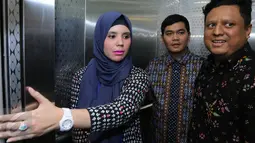Indra Bekti dan istri saat tiba di KPI, Jakarta, Rabu (3/2/2016). Dalam konsultasi Indra Bekti ke KPI, ada pember‎itaan yang tidak berimbang dan pemberitaan yang belum punya dasar hukum. (Liputan6.com/Herman Zakharia)