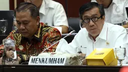 Menkum HAM Yasonna Laoly (kanan) mengikuti Rapat Kerja dengan Badan Legislasi DPR di Senayan, Jakarta, Rabu (4/12/201). Rapat membahas sejumlah rancangan undang-undang (RUU) yang menjadi program legislasi nasional (prolegnas) 2019-2024 maupun RUU prolegnas prioritas 2020. (Liputan6.com/Johan Tallo)