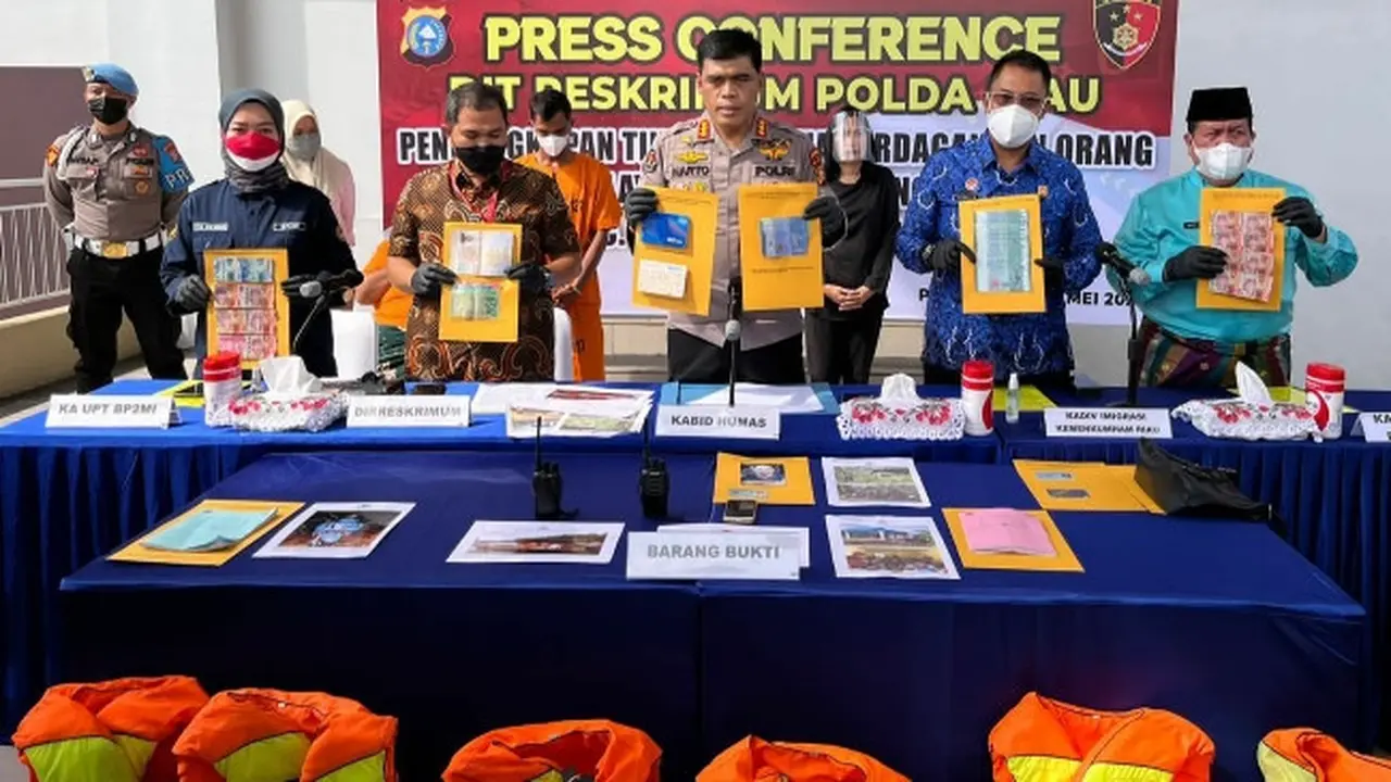 Konperensi pers tindak pidana penyaluran migran Indonesia ilegal ke Malaysia.