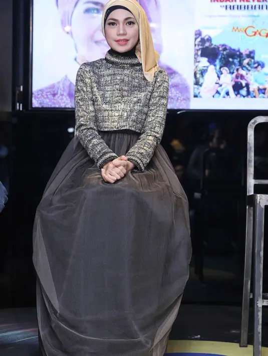 Rekaman musik sendiri dilakukan di Paris sementara, take vokal Indah dilakukan di studio Dwiki Dharmawan. (Nurwahyunan/Bintang.com)