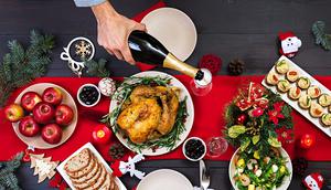 Tips sederhana menikmati hidangan Natal dan Tahun Baru tanpa rasa bersalah dengan tetap menjaga keseimbangan makan. (Foto: timolina/Freepik)