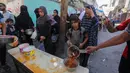<p>"Persediaan makanan yang masuk dari Mesir sebagian besar mecakup makanan siap saju (tuna kalengan dan kurma batangan), dan terutama didistribusikan kepada pengungsi dan keluarga di Gaza selatan, dan hanya tepung yang disuplai ke toko roti," demikian pernyataan OCHA, dikutip dari Middle East Monitor. (AP Photo/Hatem Ali)</p>