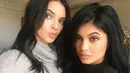 Kylie Jenner melakukan sesi tanya jawab dengan ibunya, Kris Jenner. Si bungsu itu pun menceritakan tentang keisengan Kendall. (instagram/kyliejenner)