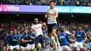 Gelandang Tottenham Hotspur, Ivan Perisic menyundul bola saat bertanding melawan Rangers selama pertandingan persahabatan di Stadion Ibrox di Glasgow (23/7/2022). Tottenham menang tipis atas Rangers 2-1. (AFP Photo/Andy Buchanan)