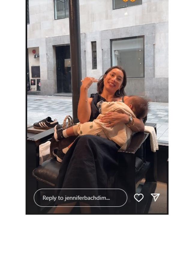 8 Momen Jennifer Bachdim Angkat Stroller Anak saat Liburan di Portugal, Curi Perhatian